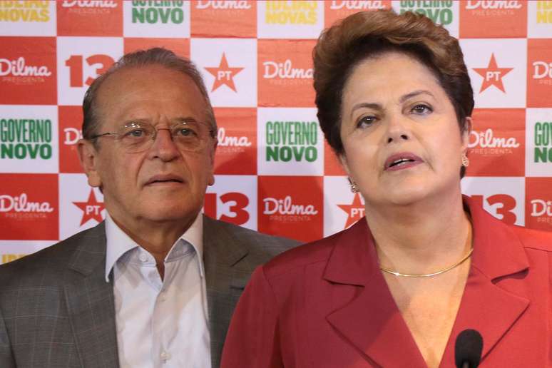 <p>Tarso Genro ao lado da presidente Dilma Rousseff no dia da vota&ccedil;&atilde;o do segundo turno, em Porto Alegre</p>