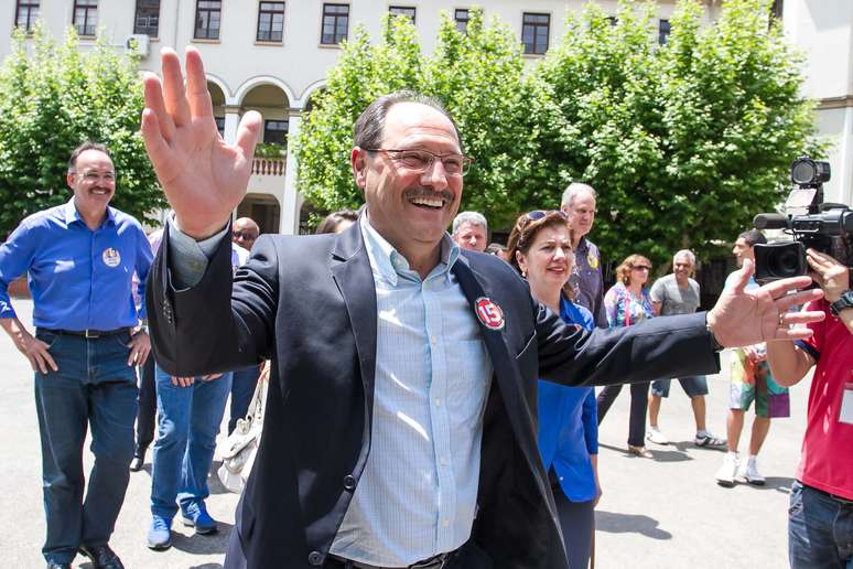 <p>José Ivo Sartori chega para votação no Colégio Carmo, em Caxias do Sul</p>