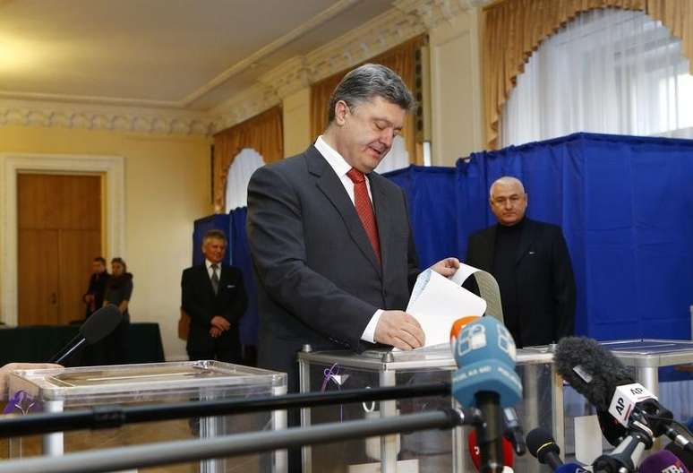 O bloco pró-ocidente liderada pelo Presidente da Ucrânia, Petro Poroshenko, vence as eleições