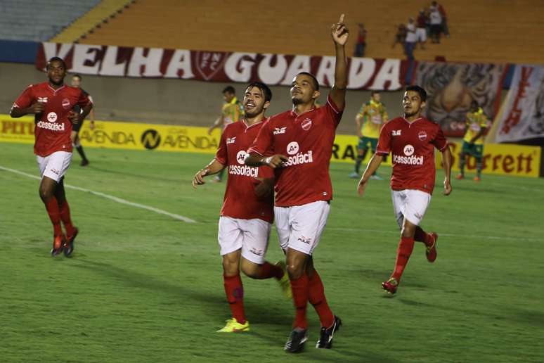 Vila Nova comemora gol sobre Sampaio