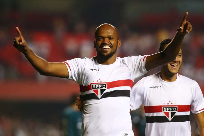 <p>Edson Silva abriu o placar para o São Paulo em vitória sobre o Goiás.</p>