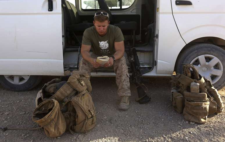 <p>Um soldado americano aguarda para deixar sua base, em Camp Bastion, na província de Helmand, em 25 de outubro</p>