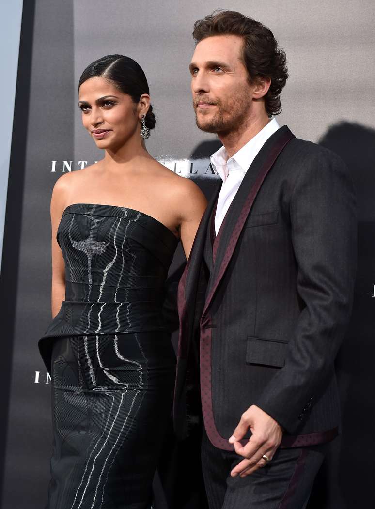 Matthew McConaughey e sua mulher, a modelo brasileira Camila Alves, foram à pré-estreia do filme Interstellar, em Hollywood