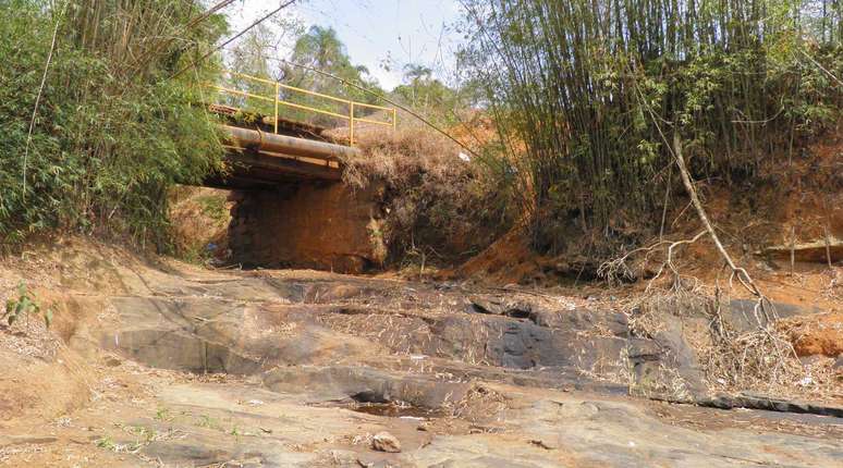 <p>Cachoeira do Calixto sofre com a estiagem&nbsp;em Rio Novo; foto registrada no dia 16 de outubro</p>