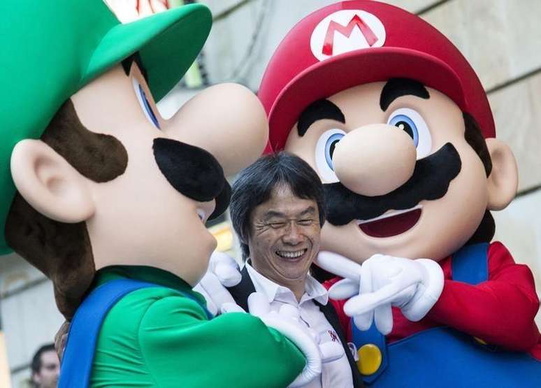<p>Criador de videogame japonês Shigeru Miyamoto ao lado dos personagens criados por ele Mario e Luigi</p>