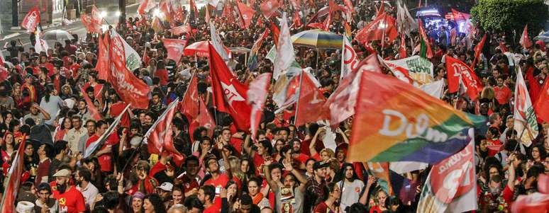 Eleitores de Dilma Rousseff comemoram reeleição da presidente na capital paulista