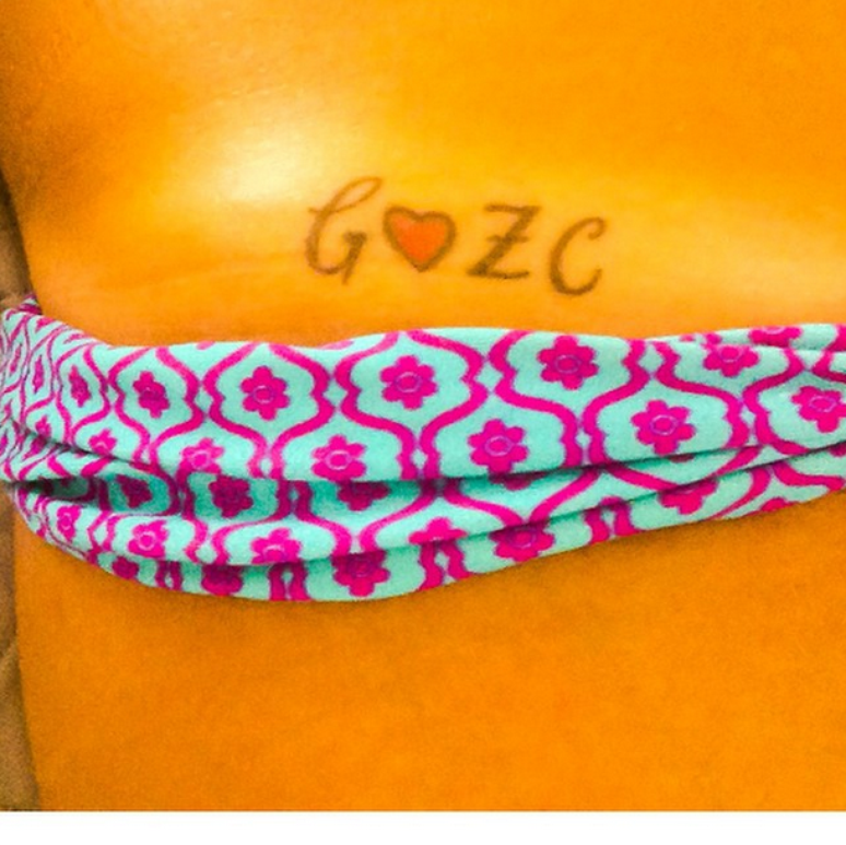 Graciela faz tatuagem para Zezé
