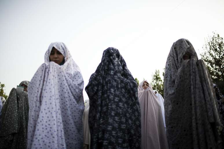 <p>Com os corpos completamente cobertos, mulheres mu&ccedil;ulmanas iranianas fazem&nbsp;suas ora&ccedil;&otilde;es em Teer&atilde;, em&nbsp;29 de julho</p>