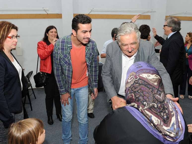 <p>Presidente José Mujica cumprimenta refugiados sírios</p>