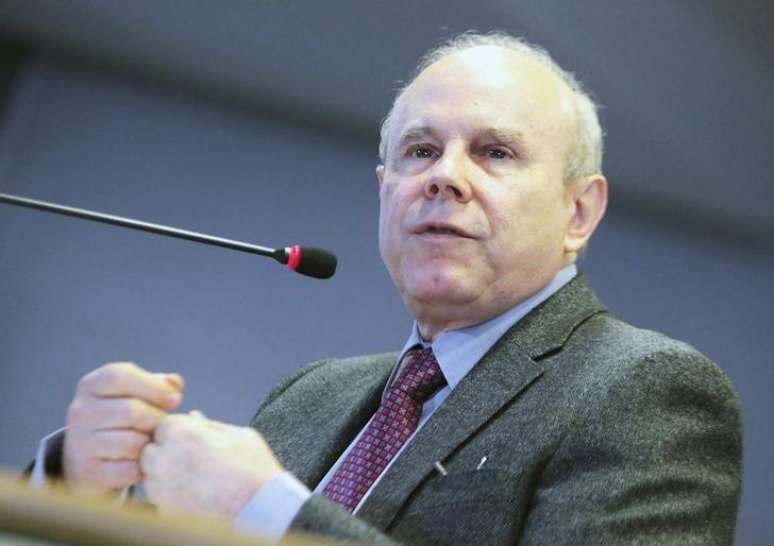 <p>Ministro da Fazenda, Guido Mantega, deixa o cargo com rombo aproximado a R$ 100 bi</p>