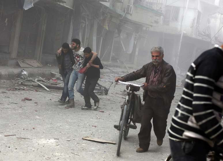 <p>Um homem &eacute; socorrido ap&oacute;s um ataque a&eacute;reo realizado&nbsp;por for&ccedil;as do regime s&iacute;rio na cidade de Douma, a nordeste da capital Damasco, um reduto da oposi&ccedil;&atilde;o desde o in&iacute;cio da revolta contra o presidente Bashar al-Assad, em 13 de abril de 2014</p>