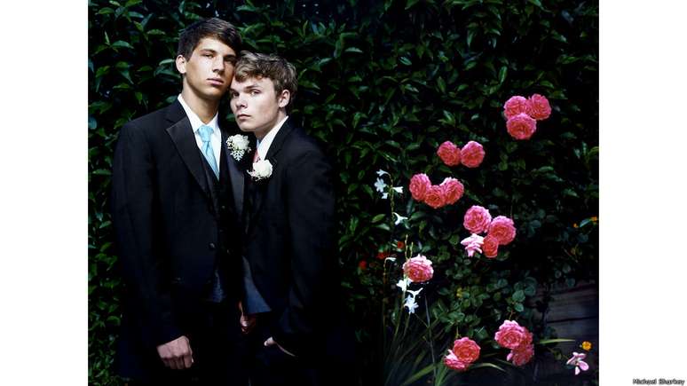 O fotógrafo Michael Sharkey iniciou, em 2006, o projeto Queer Kids para mostrar como os adolescentes gays e transexuais podem viver sua sexualidade de maneira mais aberta hoje em dia, sem se sentirem envergonhados por isso.