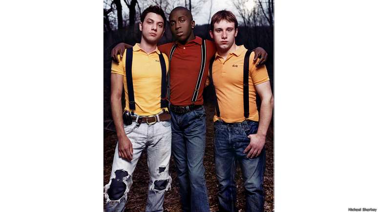 O fotógrafo Michael Sharkey iniciou, em 2006, o projeto Queer Kids para mostrar como os adolescentes gays e transexuais podem viver sua sexualidade de maneira mais aberta hoje em dia, sem se sentirem envergonhados por isso.
