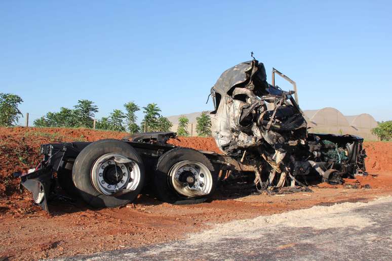 <p>Motorista da carreta tanque, Leandro Sanches Basalea, invadiu a faixa contrária e colidiu com a lateral direita do ônibus, que transportava professores e alunos</p>