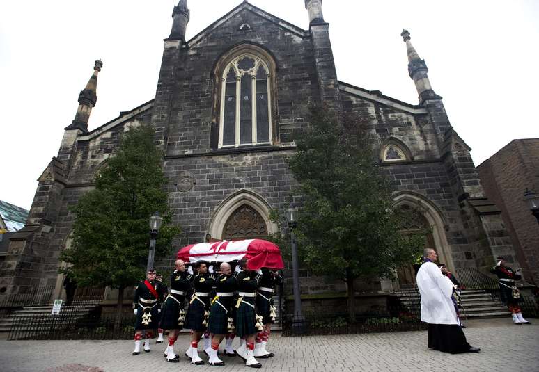 <p>O caix&atilde;o do cabo&nbsp;Nathan Cirillo &eacute; carregado durante seu funeral regimental em Hamilton, Ont&aacute;rio</p>