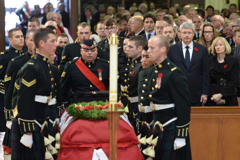 <p>Multid&atilde;o acompanha o funeral do cabo morto durante um atentado em Ottawa em 22 de outubro</p>
