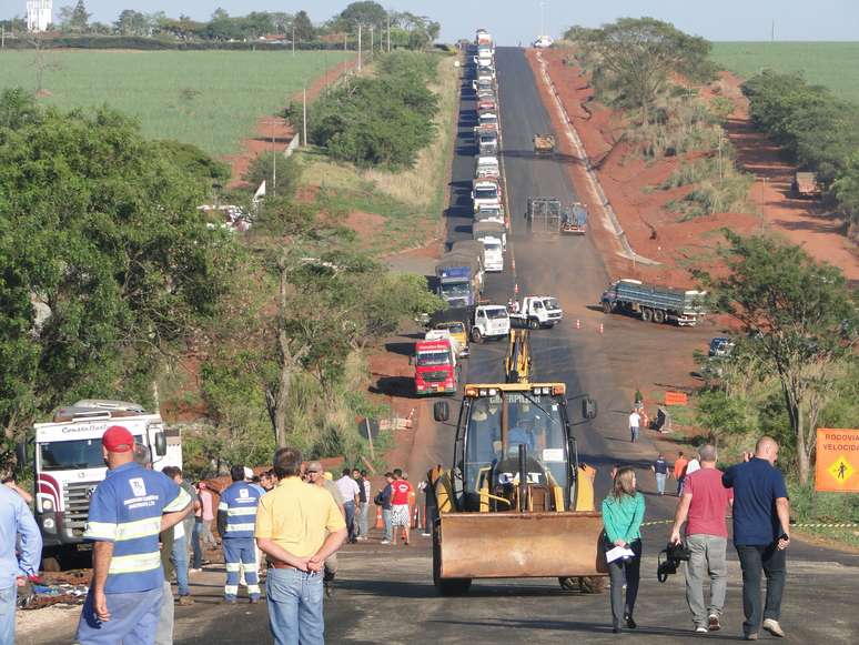 Estrada teve o tráfego interrompido por causa do acidente