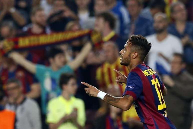 Jogador brasileiro Neymar, do Barcelona, comemora gol marcado contra o Ajax Amsterdã, durante partida pela Liga dos Campeões, no estádio Camp Nou, em Barcelona. 21/10/2014.