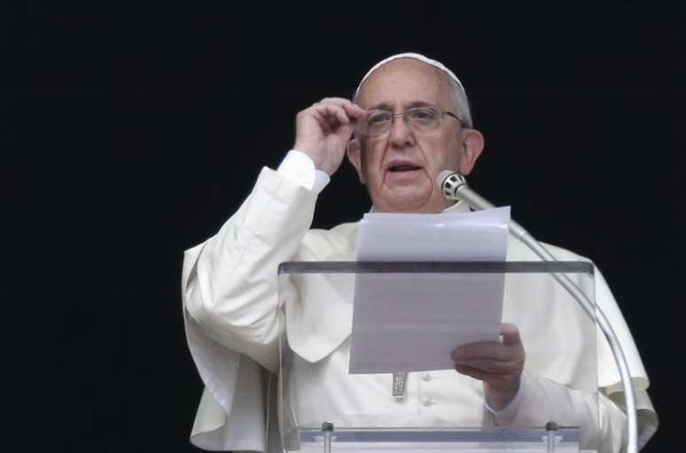 O papa Francisco faz a oração do Angelus, na janela do Palácio Apostólico, no Vaticano, no domingo. 26/10/2014