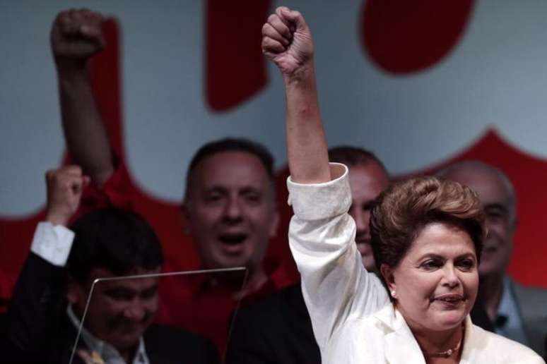 La reelecta mandataria de Brasil, Dilma Rousseff, saluda tras la entrega de resultados en las elecciones presidenciales en Brasilia, oct 26 2014. Las promesas de reformas en los mercados emergentes han alentado a los inversores este año, pero la votación en Brasil en contra de cualquier cambio en la cúpula de su Gobierno está generando preguntas sobre si las mejoras se cumplirán en países en crecimiento como India e Indonesia.