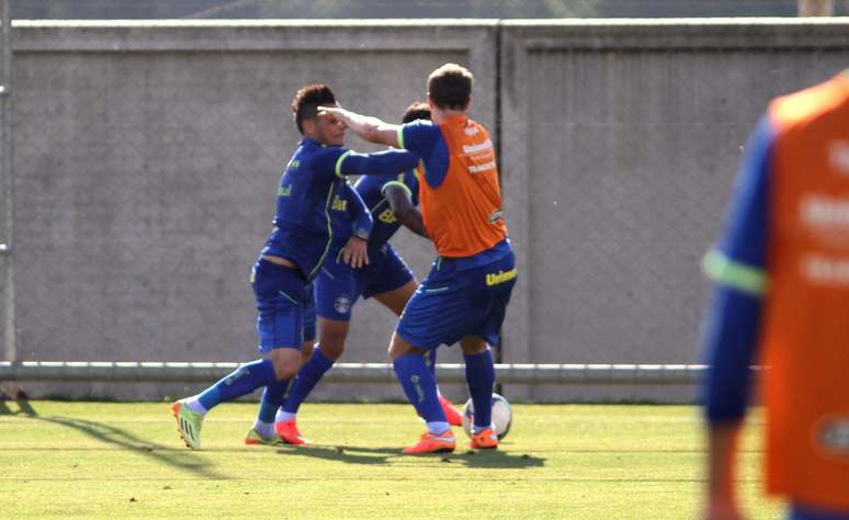 Lucas Coelho e Pará brigam durante treino coletivo