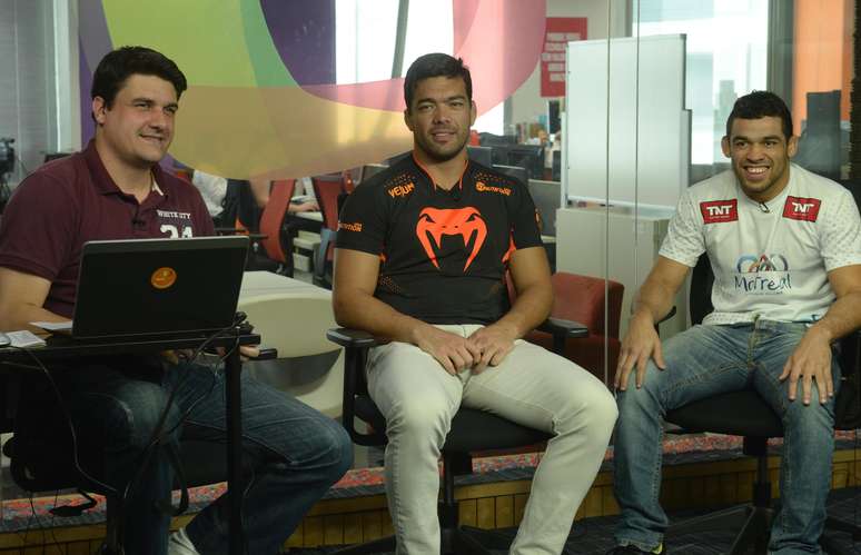 Lyoto Machida (centro) e Renan Barão (dir), durante entrevista no Terra