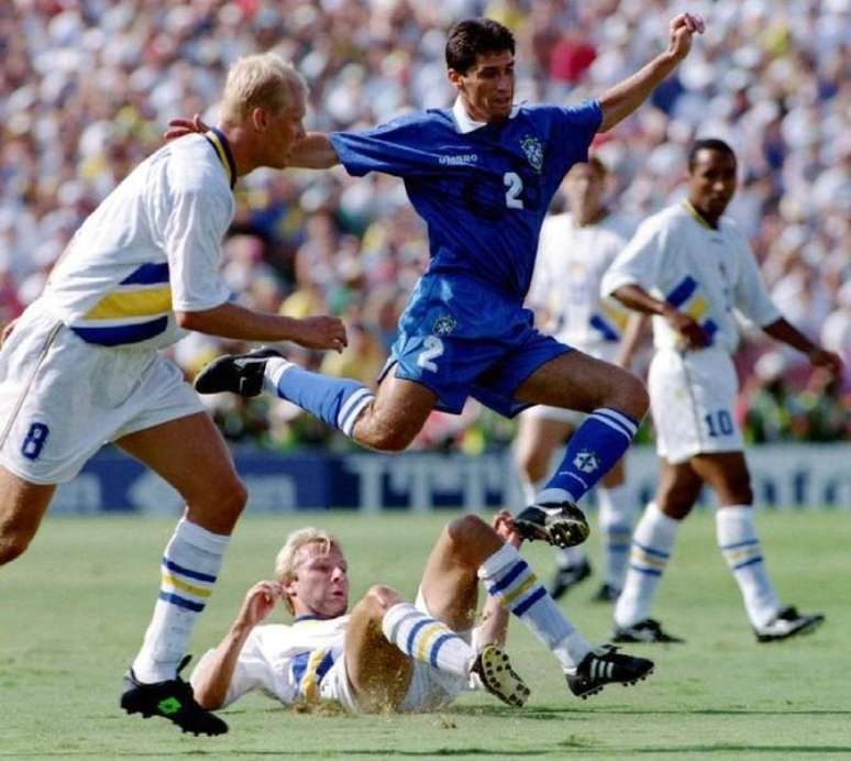 Foto de arquivo da Copa de 1994 mostra o brasileiro Jorginho entre os suecos  Hakan Mild e Klas Ingesson (8).