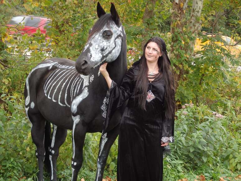 Mulher pinta cavalo de esqueleto para Halloween nos Estados Unidos 