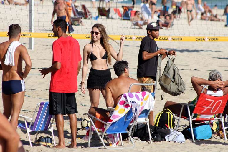 Carol Portaluppi aproveitou esta terça-feira (29) para ir à praia com o pai, o ex-jogador de futebol Renato Gaúcho. A jovem foi clicada na praia de Ipanema, zona sul do Rio de Janeiro, onde exibiu boa forma vestindo biquíni e minissaia