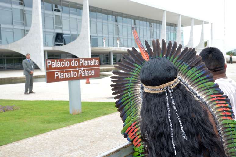<p>&Iacute;ndigenas protestaram em frente ao Pal&aacute;cio do Planalto</p>