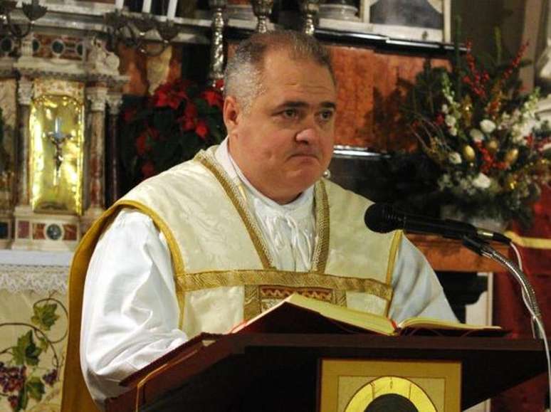 <p>Padre italiano&nbsp;se enforcou na sacristia de sua igreja pouco antes que bispo anunciasse oficialmente sua expuls&atilde;o da par&oacute;quia</p>