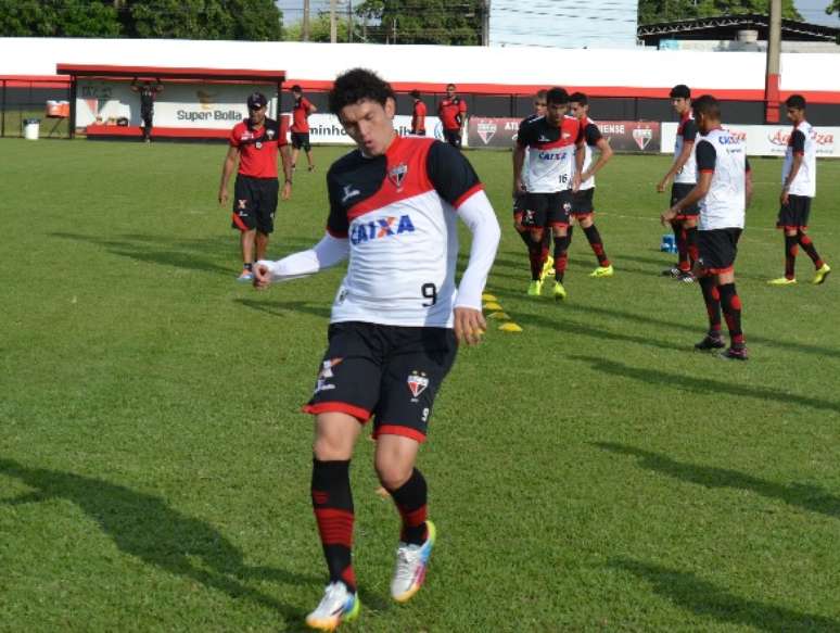 Júnior Viçosa voltou a treinar normalmente e vira opção para Wagner Lopes