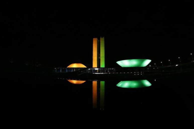 Congresso Nacional iluminado com as cores da bandeira do Brasil, em Brasília. 29/06/2014.