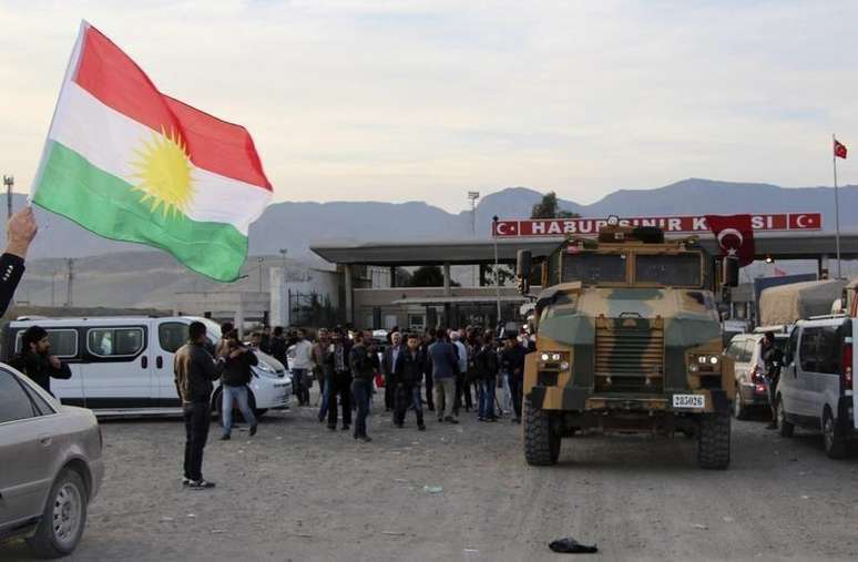Combatentes iraquianos peshmerga chegaram ao sudeste da Turquia, a caminho da cidade síria de Kobani, para tentar ajudar companheiros curdos a derrubar o cerco feito pelo Estado Islâmico, que resiste aos ataques aéreos liderados pelos EUA. 29/10/2014
