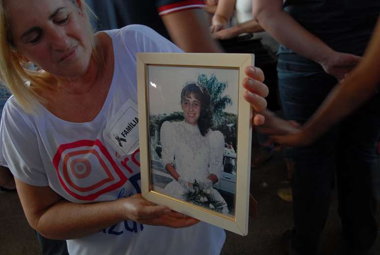 <p>Mãe segura foto de uma das vítimas da tragédia em Ibitinga</p>