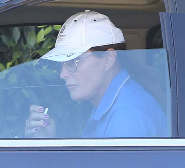 <p>Bruce Jenner circulou por Malibu com as unhas pintadas de vermelho</p>