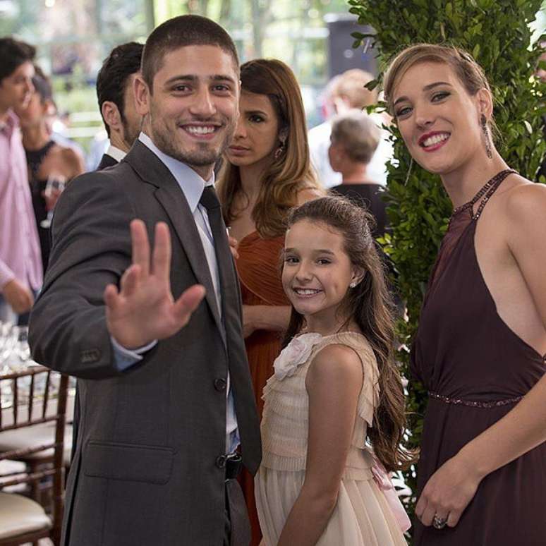 No meio da gravação do tumultuado casamento da personagem Maria Clara, o trio Adriana Birolli, Daniel Rocha e Kiria Malheiros posou para a foto com direito a sorriso e tchauzinho