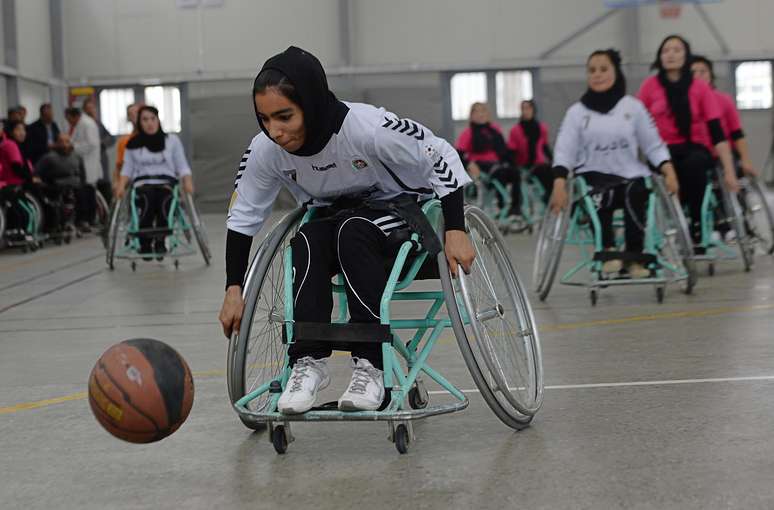 Jogadoras de basquete no Afeganistão tentam retomar a vida e esquecer guerra