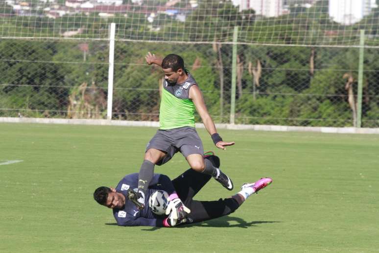 Bruno Mineiro divide bola com goleiro Edson em treinamento