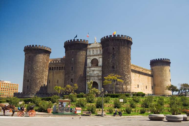 Castelo Novo - Um dos diversos castelos de Nápoles, o Castelo Novo foi construído entre 1279 e 1282, mas só foi habitado a partir de 1285. Conhecido também como Machio Angioino, o primeiro morador do local foi o rei Carlos II de Nápoles. A antiga residência real passou por diversas reformas que a embelezaram ao longo dos séculos, mas também por saques, até se tornar fortaleza militar