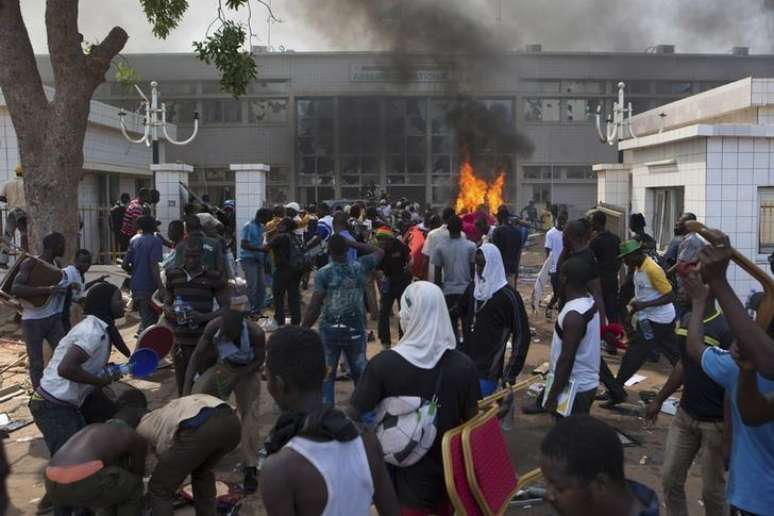 <p>Manifestantes antigoverno colocam fogo no Parlamento</p>