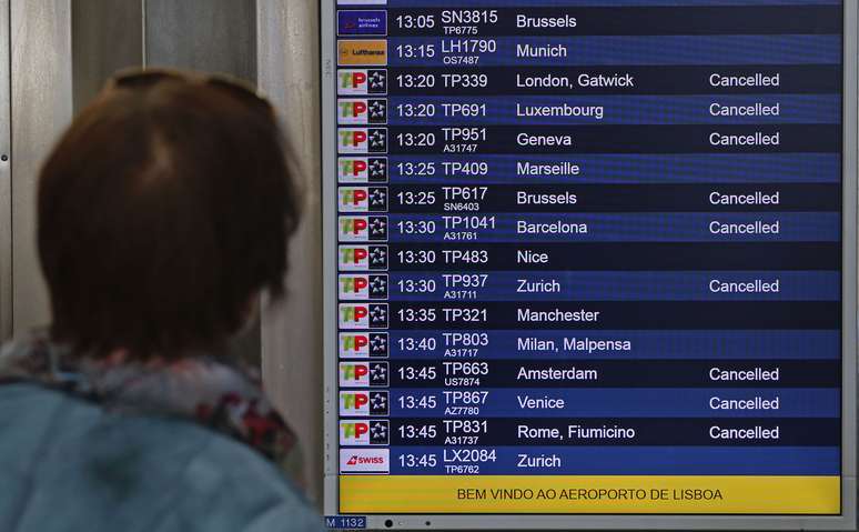 <p>Painel do aeroporto de Lisboa mostra voos cancelados durante greve da TAP em 30 de outubro</p>