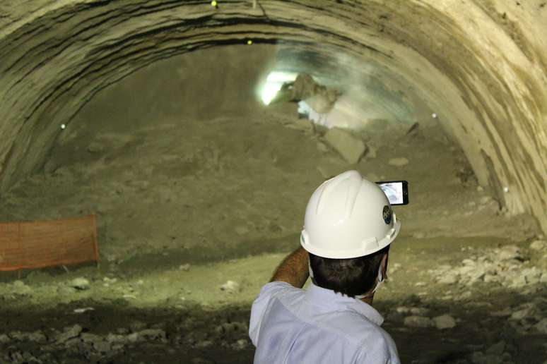 Prefeito Eduardo Paes registra derrubada da parede que liga os dois pedaços do túnel Rio 450 no centro do Rio