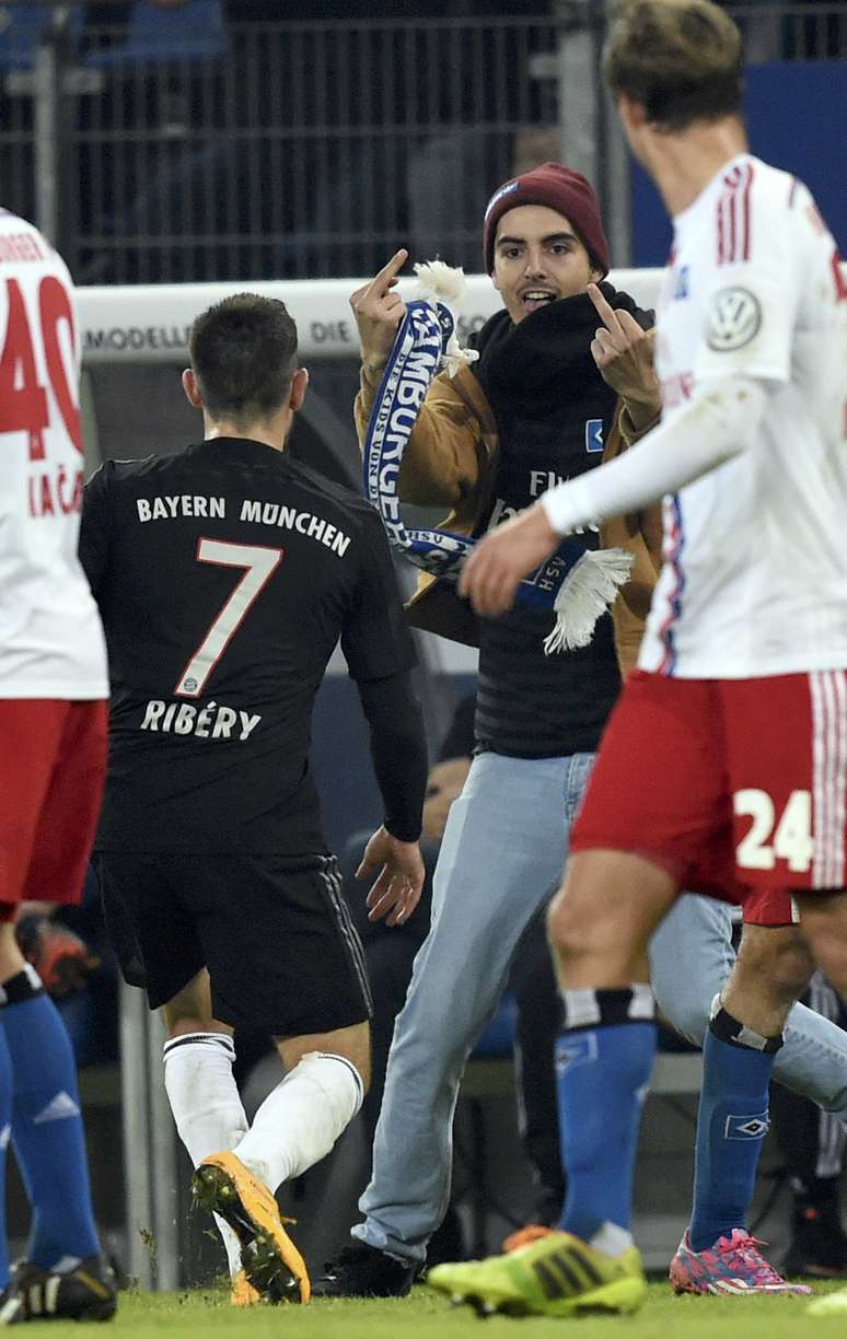<p>Torcedor do Hamburgo fez gestos obscenos a Ribéry</p>