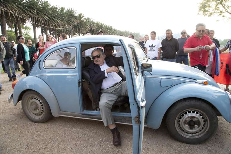 <p>O presidente do Uruguai, Jos&eacute; Mujica, chega a um posto de vota&ccedil;&atilde;o em seu fusca, para participar das&nbsp;elei&ccedil;&otilde;es gerais, em Montevid&eacute;u, em&nbsp;26 de outubro</p>