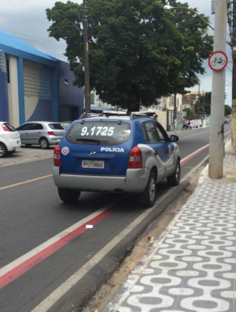 <p>Viatura da Polícia Militar estacionou sobre uma ciclovia na avenida da Imperatriz, em Salvador</p>