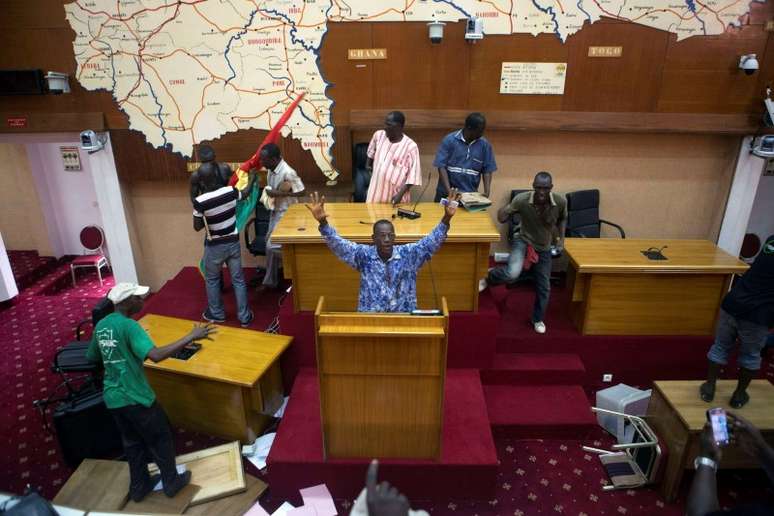 <p>Manifestantes assumem o edifício do Parlamento em Ouagadougou, capital de Burkina Faso</p>