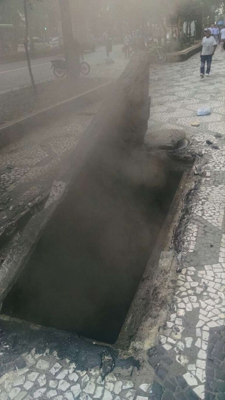 <p>Um bueiro explodiu na altura do número 187 da avenida São Luís, na República, região central de São Paulo</p>