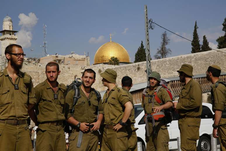 <p>Soldados israelenses se reúnem perto de Esplanada das Mesquitas em 30 de outubro</p><p> </p>