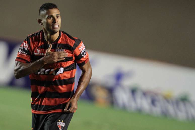 Kayke comemora gol contra o Vila Nova